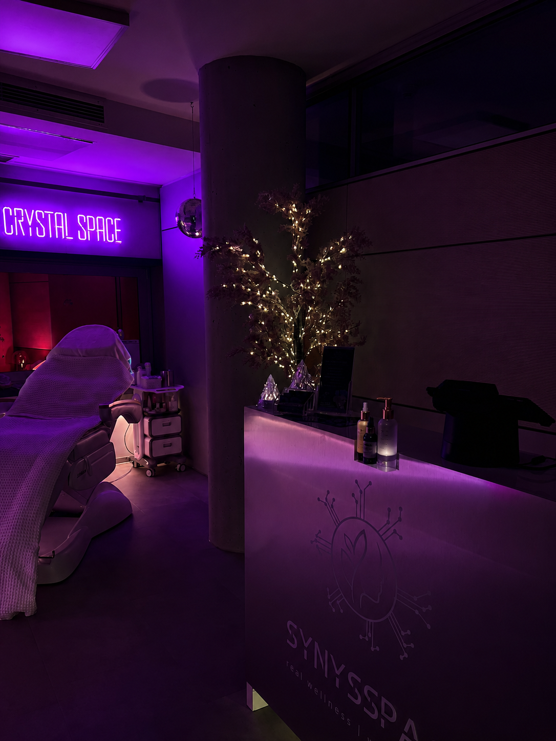 Crystal Beauty Space mit Neon-Schriftzug und Beauty-Liege