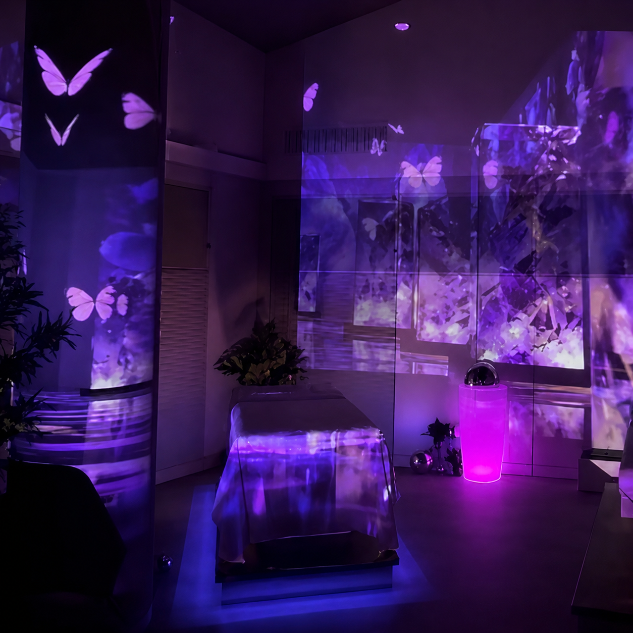 Crystal Space mit Schmetterling-Projektion und Kristall-Liege