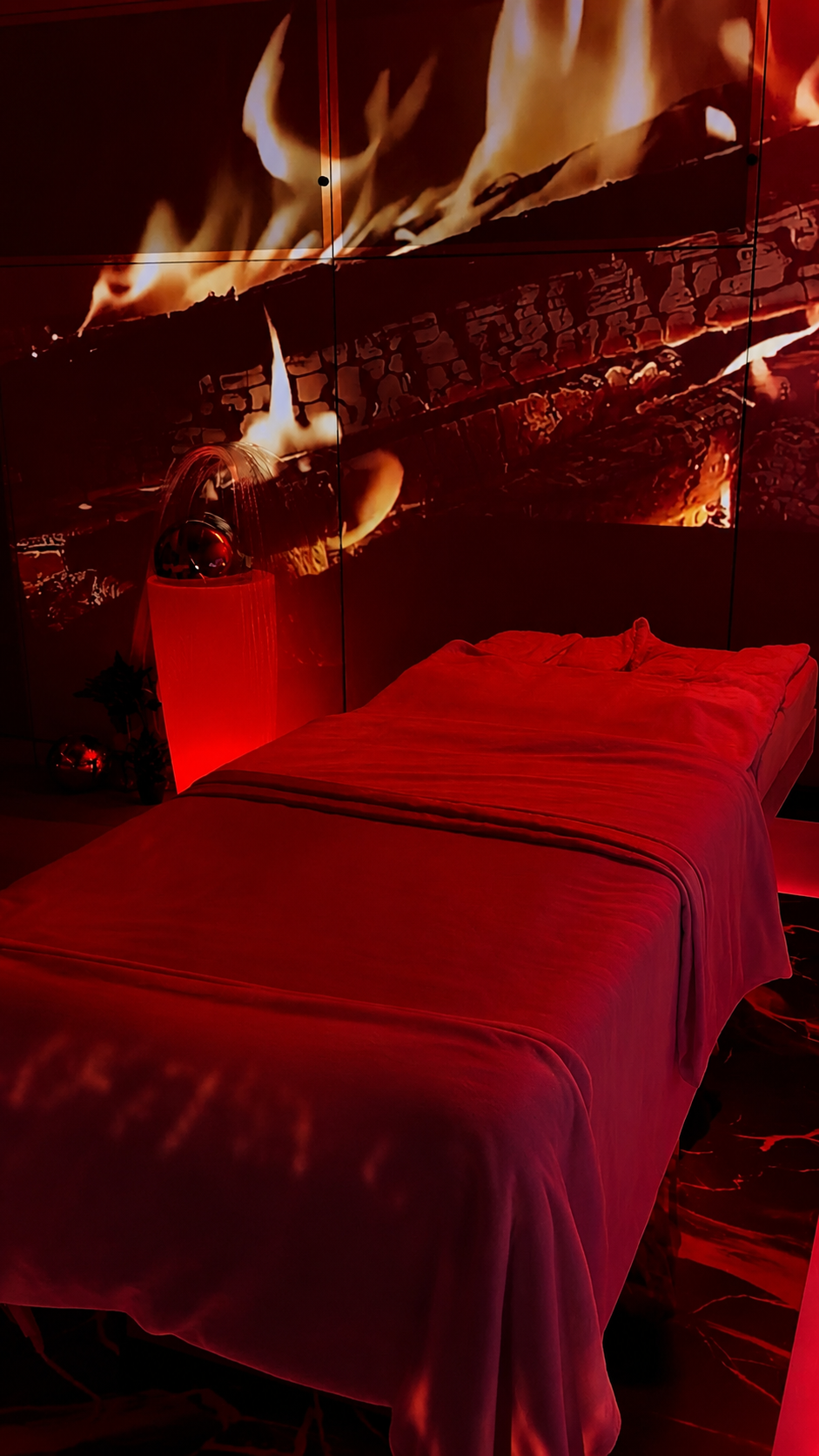 Fire Space mit Flammen-Projektion und Behandlungsliege